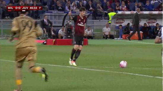 GIF-这场合也敢这么过人! AC米兰17岁门将心真大