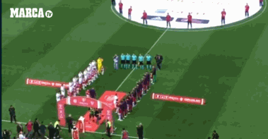 GIF-巴萨与对手互相致敬似拜堂 球迷:快入洞房吧