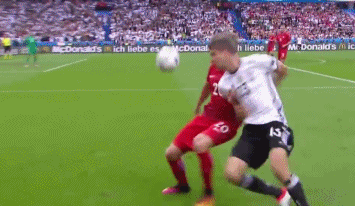 GIF-拼!穆勒延时滑铲+背后偷球 机智的二娃真可怕