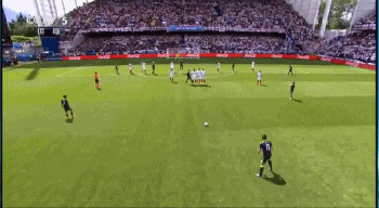 GIF-贝尔任意球前哈特谜之微笑 3秒后脸被打肿了