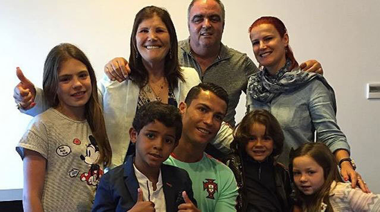 C罗为儿子庆生。