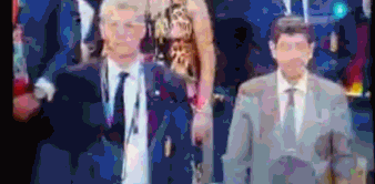 GIF-巧合还是蓄意?奏国歌时皮克竖中指几个意思