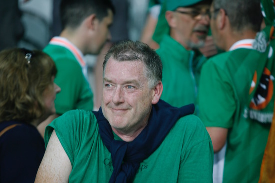 男球迷面带微笑