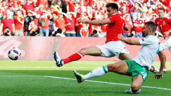 麦考利曾在小组赛对乌克兰的比赛中收获进球的喜悦,如今他又只好品尝打进乌龙的苦涩