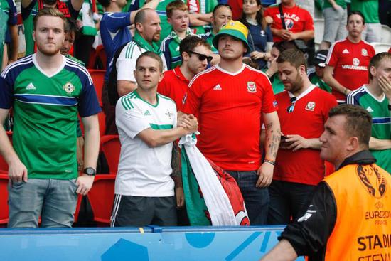 双方球迷执手相看比赛,场面非常和