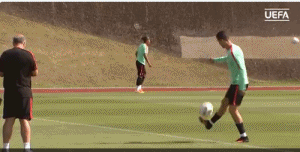 GIF-C罗训练杂耍秀花活 臀部停球+罗氏回旋自嗨