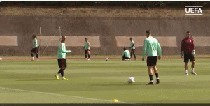 GIF-C罗训练杂耍秀花活 臀部停球+罗氏回旋自嗨