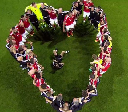 赛后威尔士众将围成心形