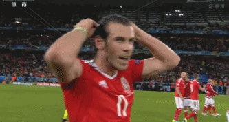 大圣贝尔对着镜头献飞吻