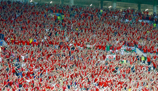 威尔士球迷万人鼓掌