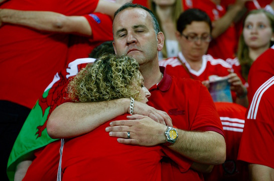 女球迷投入男伴怀抱