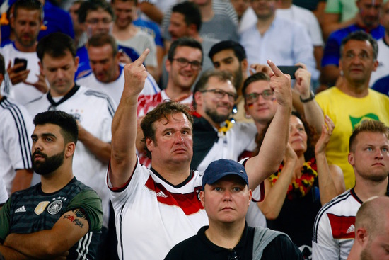 德国球迷竖中指