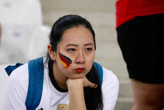 黯然神伤的中国女球迷