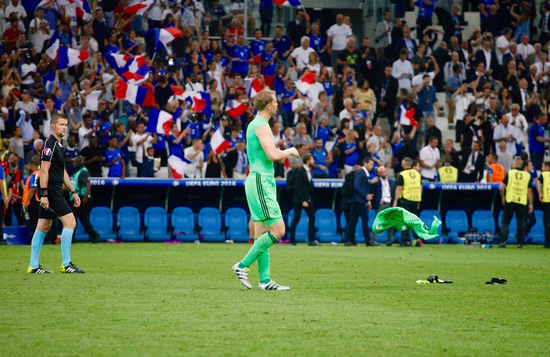 诺伊尔将手套、队长袖标和球衣全仍在地下