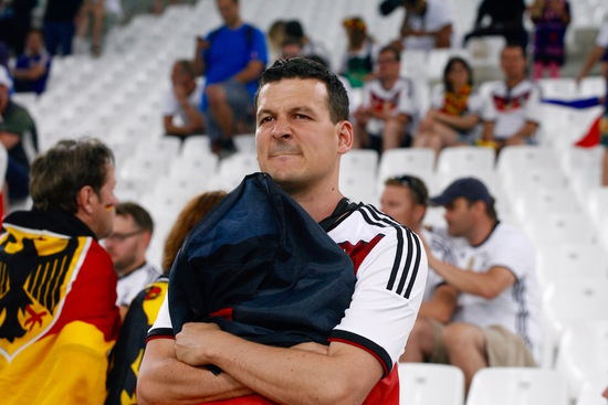 德国硬汉强忍泪水