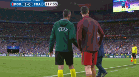 GIF-我还想战!C罗场边鼓舞队友 教练快被架空了