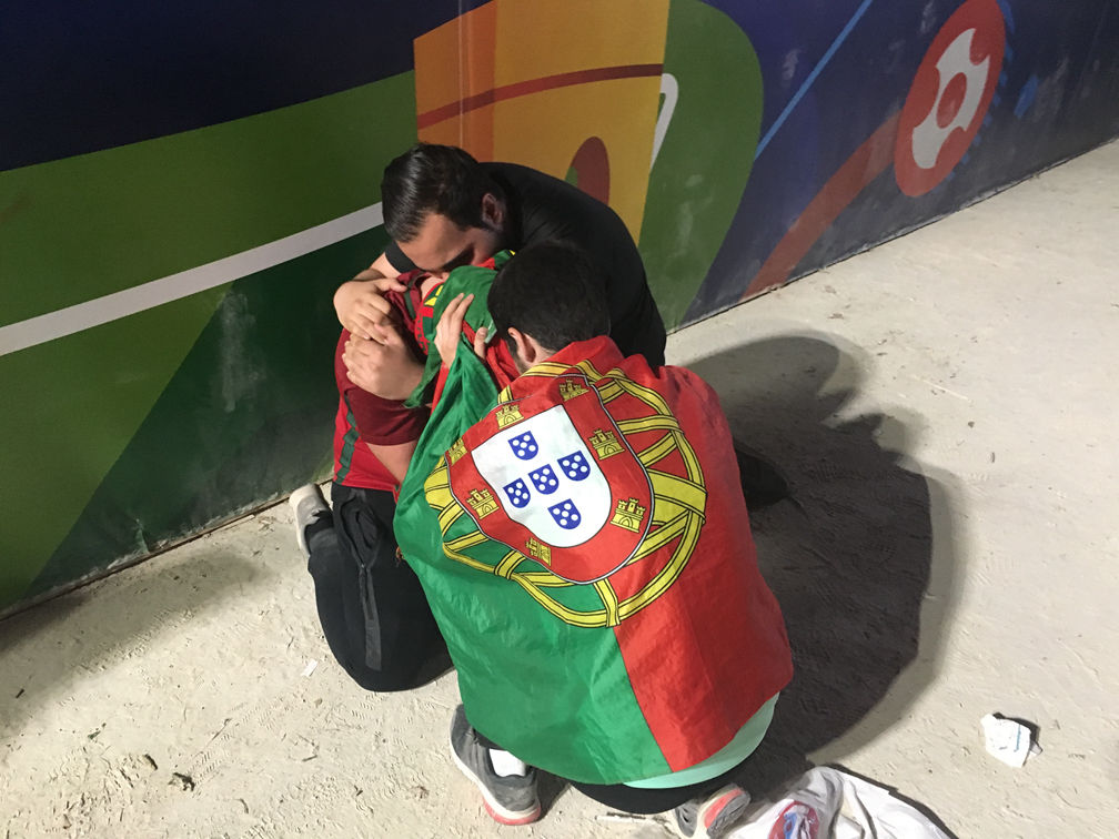 直击-葡萄牙球迷跪地抱头痛哭 法球迷:生活如此