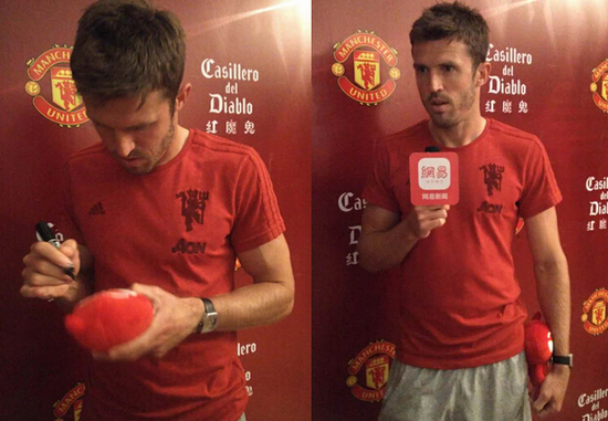 卡里克接受网易体育专访并签名小易