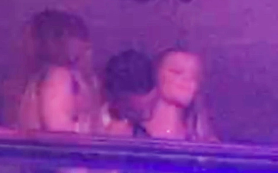 C罗夜店搂金发女郎啃肩亲脸 这次是新女友还是?