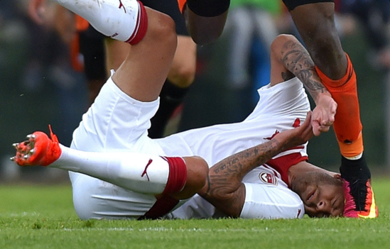 慎入!米兰旧将倒地被人踩头 耳朵被铲掉三分之一