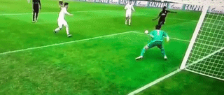 GIF-齐祖门将儿子再丢丑 乌龙助攻对手单刀破门