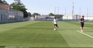 GIF-迪玛利亚秀百步穿杨绝技 隔着游艇也能射!