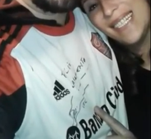 GIF-没你就像隔胸罩亲吻胸!梅西为迷妹胸部签名