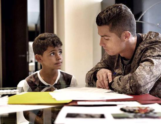 C罗辅导儿子写暑假作业 你猜这道题问的是什么?