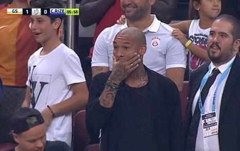 GIF-活久见!倒钩自带世界波效果 德容捂嘴看傻眼