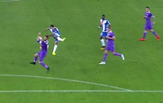 足球打在了拉莫斯的手上