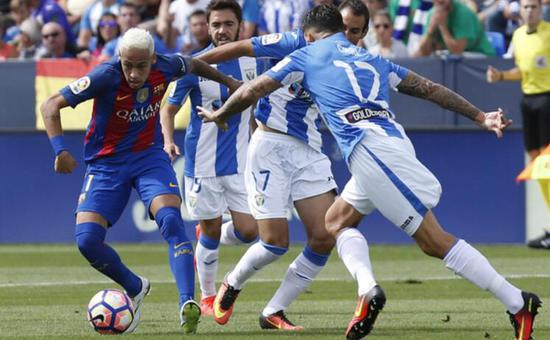 内马尔挨踢多全都赖自找?传奇:C罗动作比他还花