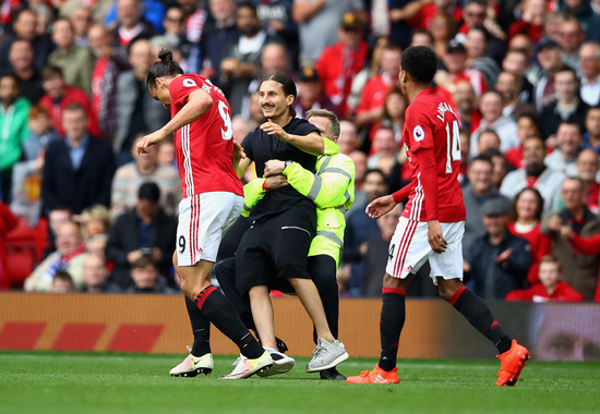 球迷假扮伊布却神似刘欢 