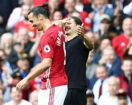 伊布被球迷的打扮逗笑